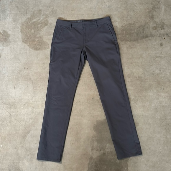 Vuori cascade tech Chino Pant color charcoal - Picture 9 of 9